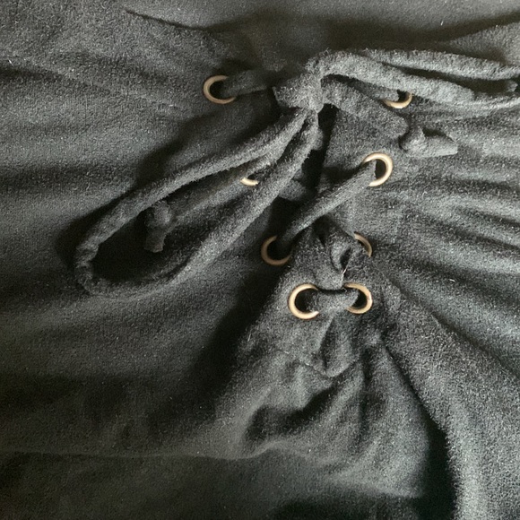 • Black Crop Top • - Picture 3 of 10